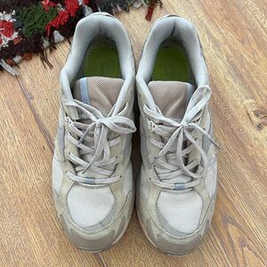 Mizuno Men's Grey and Cream Trainers